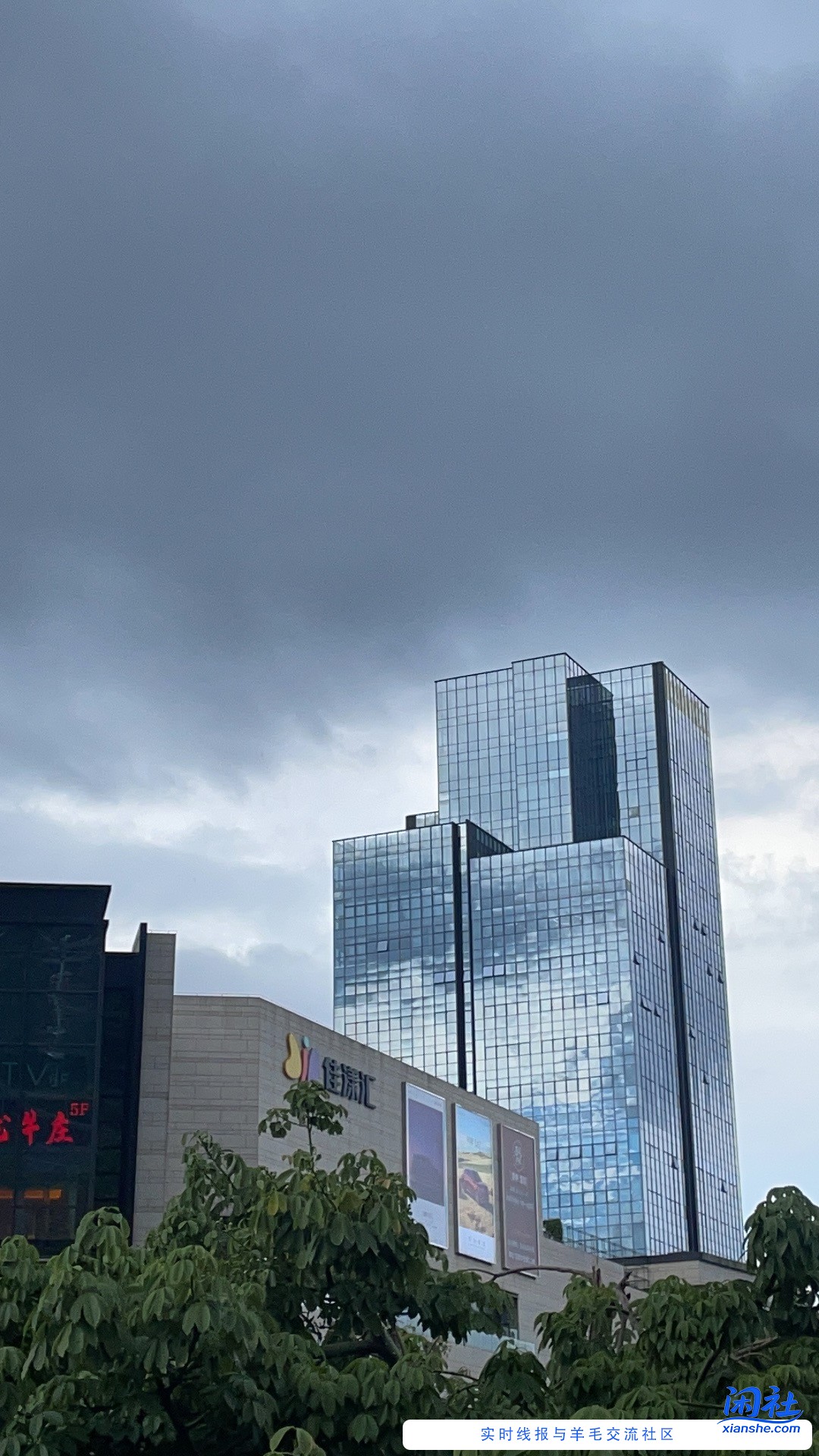 中秋节过了，深圳路边月饼堆成山  倾销中