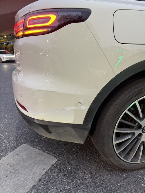 今天开车和别人刮擦了