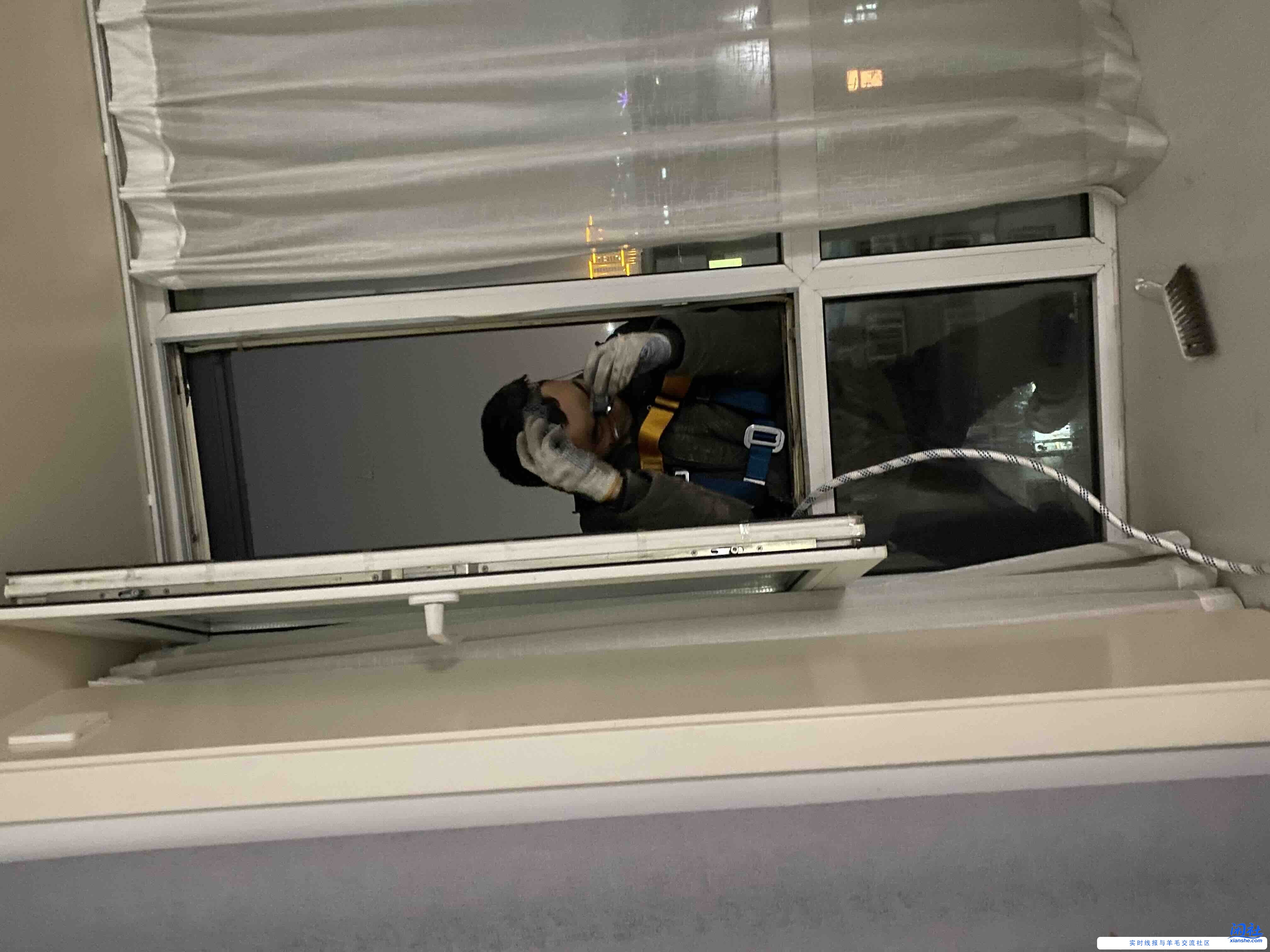 爬出去收拾了一下空调外机