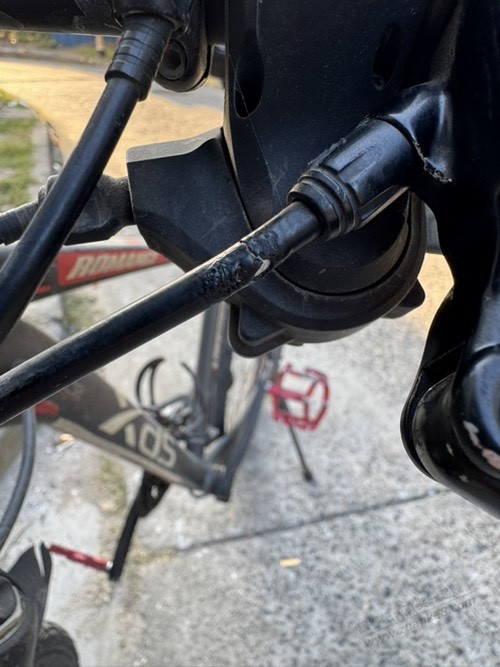 加个刹车油才发现，谁把刹车管道给烧了一下！