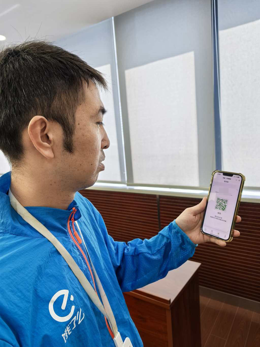 三色“交通安全码”关联从业资格，上海的快递外卖骑手感受怎样 ...